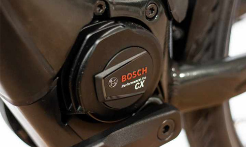 Si vede un primo piano di un motore per e-bike, un Bosch Performance Line CX.