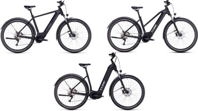 Sono esposte tre e-bike Cube Nuride Hybrid di colore nero, ciascuna con telaio a diamante, telaio trapezoidale e telaio a scavalco basso.