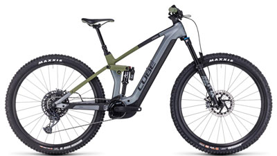 Si vede una e-bike Cube Stereo Hybrid 140 HPC TM grigia con dettagli verde oliva.