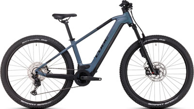 Si vede una bicicletta blu Cube Reaction Hybrid.