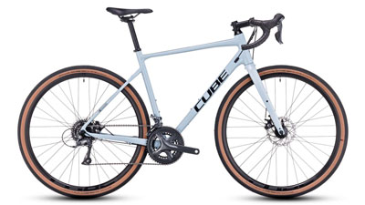 Bici gravel Cube Nuroad in bianco con riflessi bluastri.