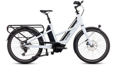 Si vede una bicicletta da carico ibrida Cube Longtail bianca.