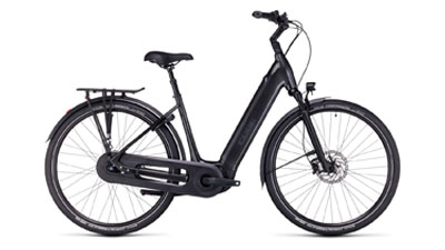 Si vede una e-bike Cube Supreme Hybrid Pro nera con telaio a scavalco basso.