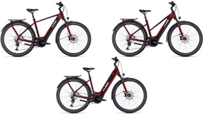 Sono esposte tre e-bike Cube Touring Hybrid ONE di colore rosso scuro, ciascuna con telaio a diamante, telaio trapezoidale e telaio a scavalco basso.  