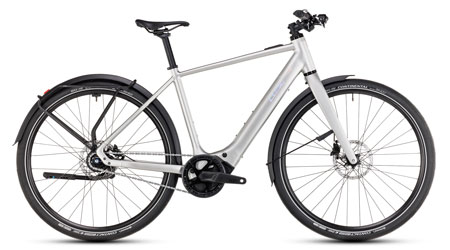 Si vede una bicicletta elettrica Cube Editor Hybrid Pro color argento.