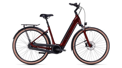 Si vede una e-bike Cube Supreme Hybrid Pro di colore rosso scuro con telaio a scavalco basso.