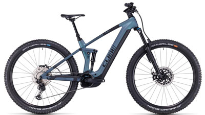 Si vede una e-bike blu Cube Stereo Hybrid 140 HPC SLX.