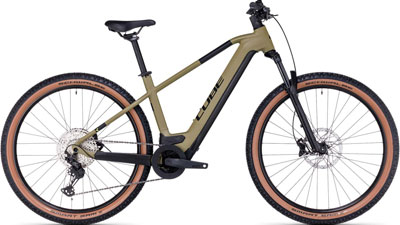 Si vede una bicicletta marrone Cube Reaction Hybrid.