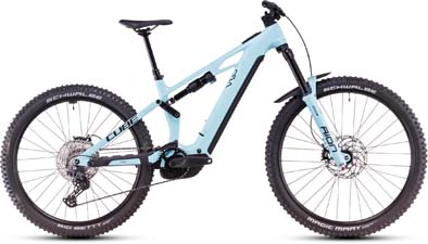Si vede una e-bike Cube Stereo Hybrid ONE77 HPC Race di colore azzurro.