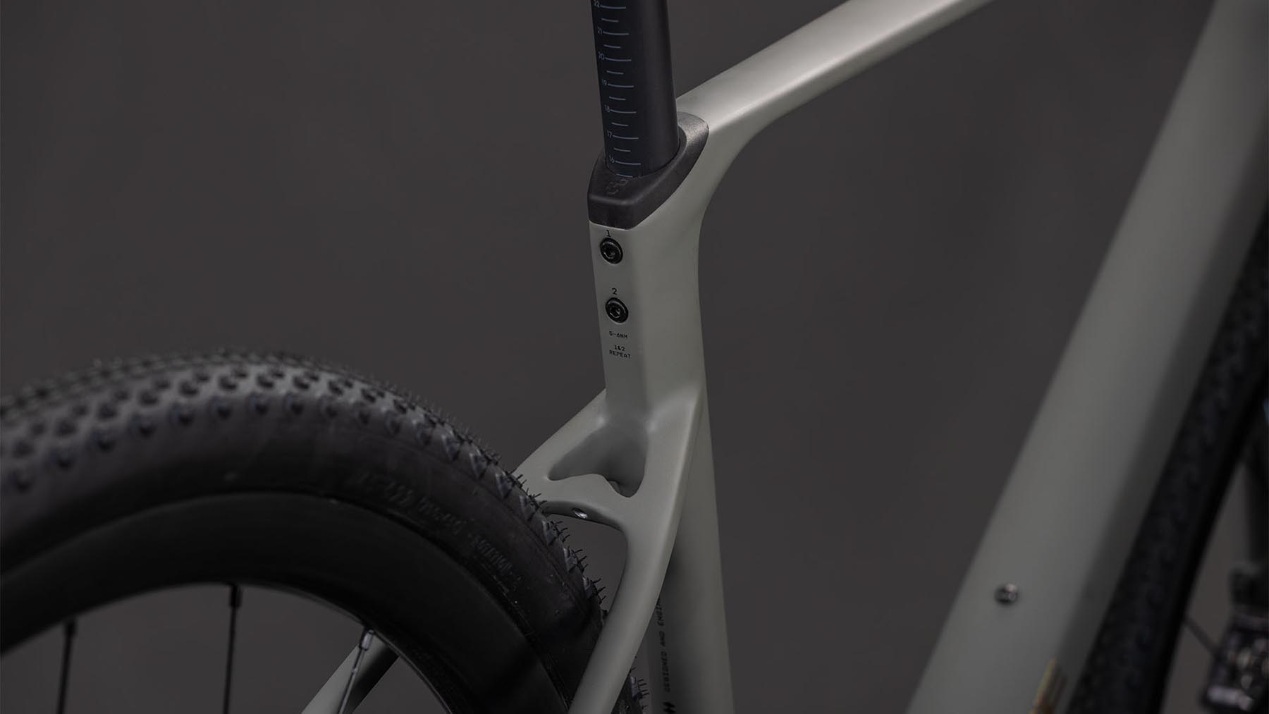 130300-Cube-Nuroad-C-62-EX-oldgrey-n-prism-2026-Gravel-Bike-03
