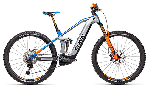 Si vede una mountain bike Cube Stereo Hybrid 140 HPC grigia con dettagli blu e arancioni.