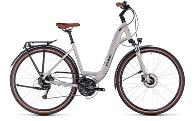 Bicicletta da trekking Cube Touring con telaio a scavalco basso in argento.