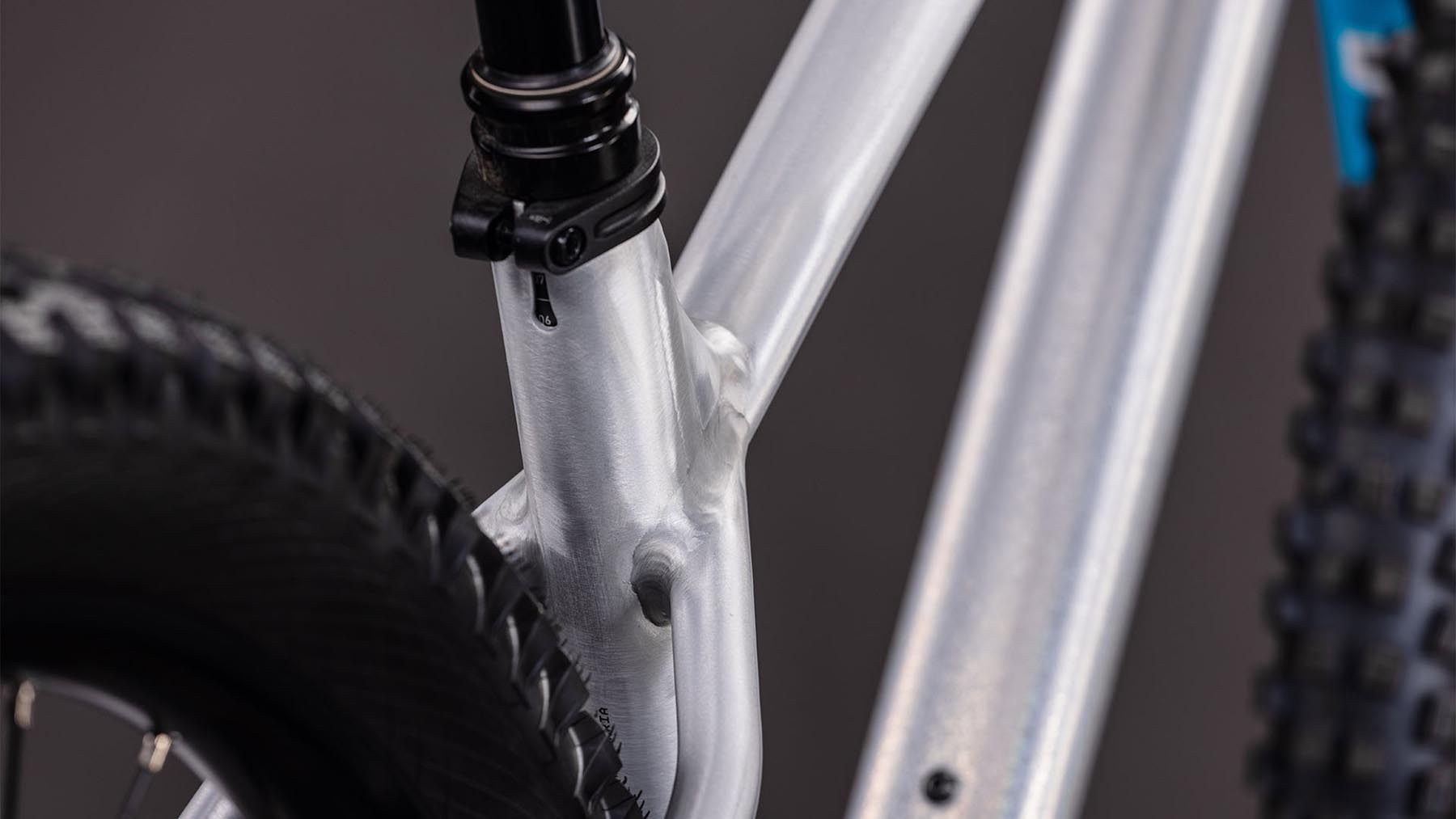 144100-Cube-Reaction-TM-ONE-rawmetal-n-blue-2026-Hardtail-Mountainbike-03