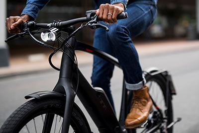 Si vede un primo piano di un ciclista su una bicicletta Trek nera.