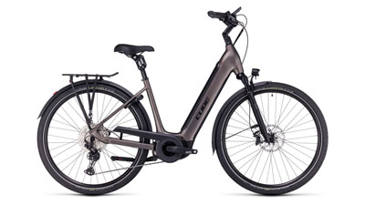 Si vede una bicicletta elettrica Cube Supreme Hybrid EXC marrone con telaio a scavalco basso.