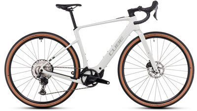 Si vede una bicicletta elettrica ibrida Cube Nuroad Hybrid Race bianca.