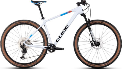 Mountain bike hardtail Cube Reaction C:62 Pro in bianco con dettagli blu e arancioni.