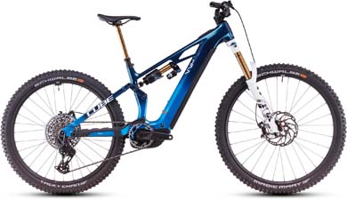 Si vede una e-bike Cube Stereo Hybrid ONE77 HPC TM blu con dettagli bianchi e ammortizzatori dorati.