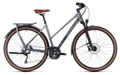 Bicicletta da trekking Cube Kathmandu in argento con telaio trapezoidale.