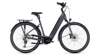 Si vede una e-bike Cube Supreme Hybrid EXC grigia con telaio a scavalco basso.