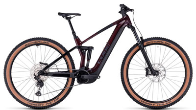 Si vede una e-bike Cube Stereo Hybrid 140 HPC Pro di colore rosso scuro con dettagli neri.