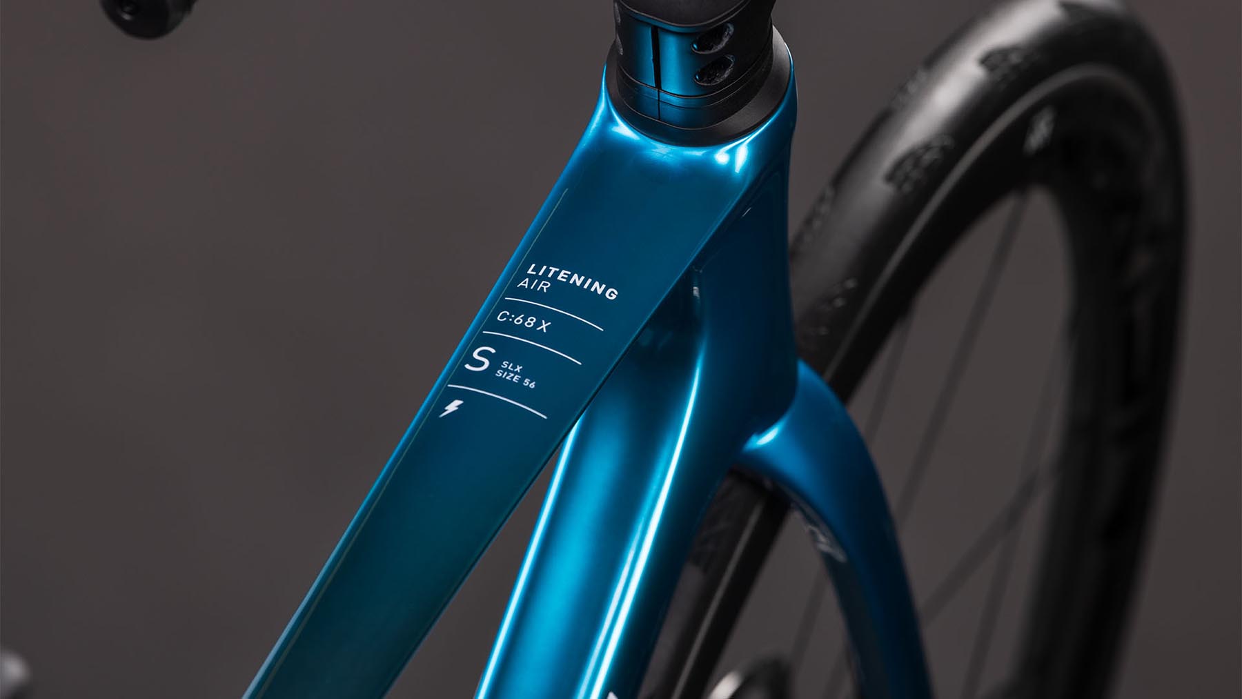 128300-Cube-Litening-AIR-C-68X-SLX-chromeblue-n-liquidblue-2026-Carbon-Rennrad-01