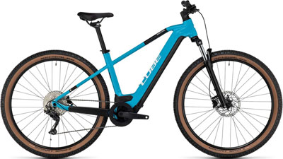 Si vede una bicicletta blu Cube Reaction Hybrid.