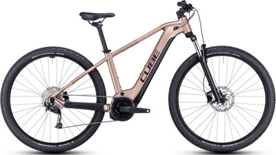 Si vede una bicicletta Cube Reaction Hybrid color oro rosa.