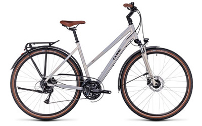Bicicletta da trekking Cube Touring con telaio trapezoidale in argento.