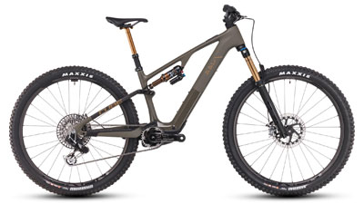 Si vede una bicicletta ibrida Cube AMS marrone con ammortizzatori dorati.