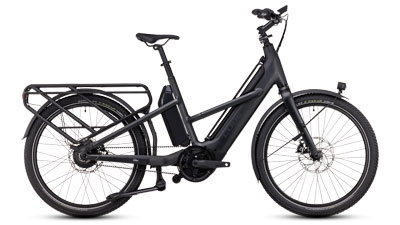 Si vede una bicicletta da carico ibrida Cube Longtail nera.