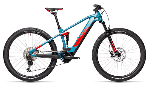 Si vede una bicicletta Cube Stereo Hybrid 120 Race blu con dettagli rossi.