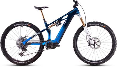 Si vede una e-bike Cube Stereo Hybrid ONE44 HPC AT blu con dettagli bianchi.