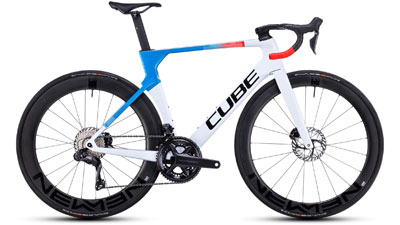 Cube Litening AERO C:68X Race bicicletta da corsa in bianco con dettagli blu e arancioni.