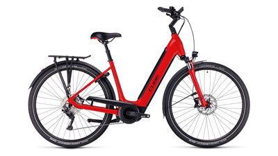 Si vede una e-bike Cube Supreme Hybrid EXC rossa con telaio a scavalco basso.