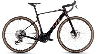 Si vede una bicicletta elettrica Cube Nuroad Hybrid SLT di colore rosso scuro.