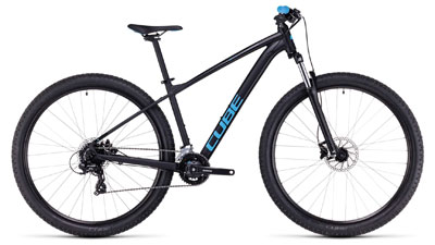 Mountain bike hardtail Cube Aim in blu scuro con scritta Cube in azzurro e manopole azzurre.