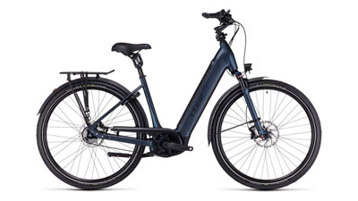 Si vede una e-bike Cube Supreme Hybrid EXC blu scuro con telaio a scavalco basso.