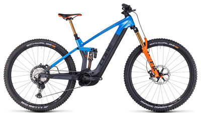 Si vede una e-bike Cube Stereo Hybrid 140 HPC TM grigia con dettagli blu e arancioni.
