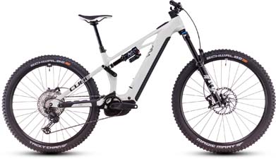 Si vede una e-bike bianca Cube Stereo Hybrid ONE77 HPC Race.