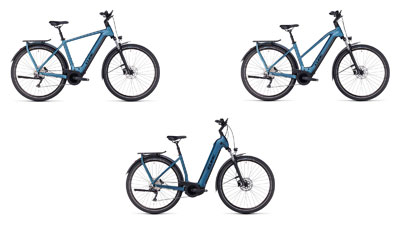 Sono esposte tre e-bike blu Cube Kathmandu Hybrid, ciascuna con telaio a diamante, telaio trapezoidale e telaio a scavalco basso.