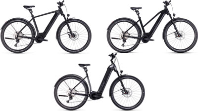 Sono esposte tre e-bike Cube Nuride Hybrid nere, ciascuna con telaio a diamante, telaio trapezoidale e telaio a scavalco basso.