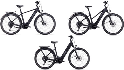 Sono esposte tre e-bike Cube Touring Hybrid ONE nere, ciascuna con un telaio a diamante, un telaio trapezoidale e un telaio a scatola bassa.  