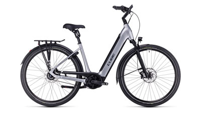 È possibile vedere una e-bike Cube Supreme Hybrid EXC color argento con telaio a scavalco basso.