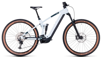 Si vede una e-bike Cube Stereo Hybrid 140 HPC Pro bianca con dettagli neri.