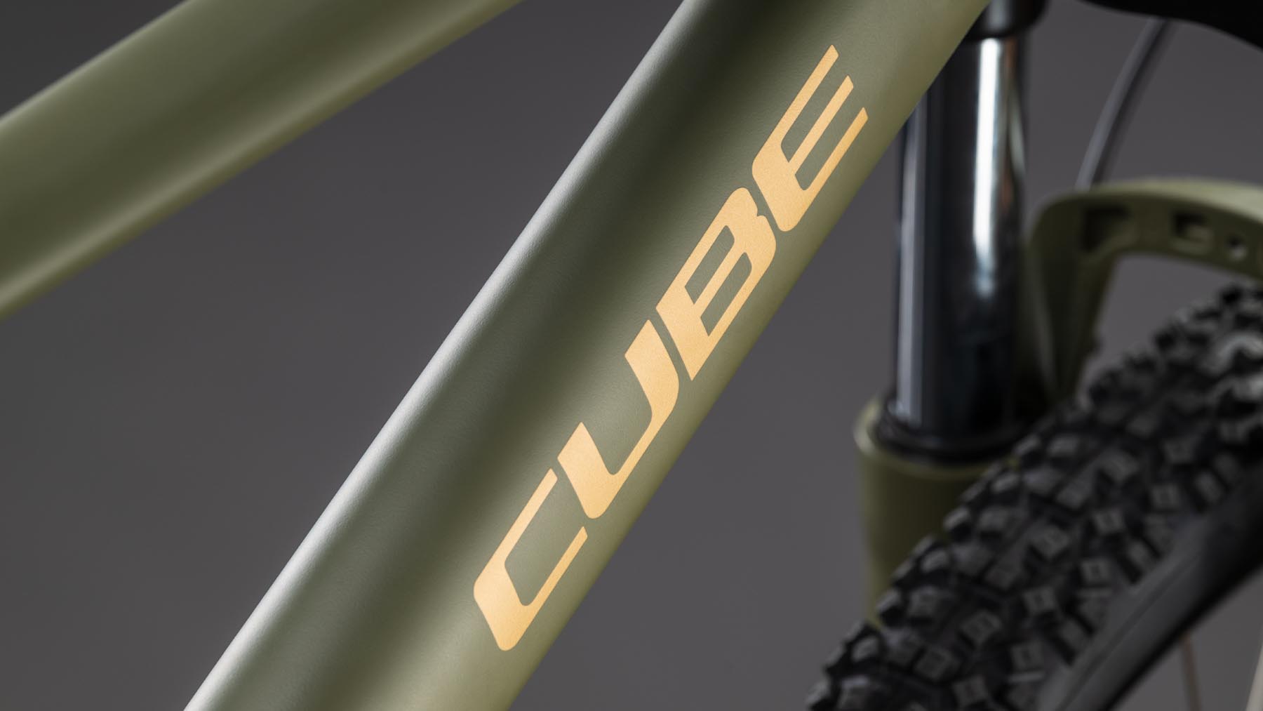 141210-Cube-Aim-SLX-dustyolive-n-gold-2026-Hardtail-Mountainbike-02