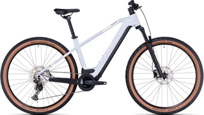 Si vede una bicicletta bianca Cube Reaction Hybrid.