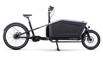 Si vede una bicicletta da carico Cube Cargo Hybrid 500 grigia.