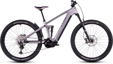 È possibile vedere una bicicletta elettrica Cube Stereo Hybrid ONE22 SLX color argento.