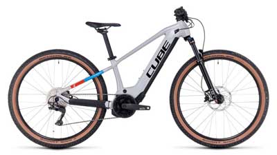 Si vede una Cube Reaction Hybrid bianca per bambini con dettagli blu e rossi.